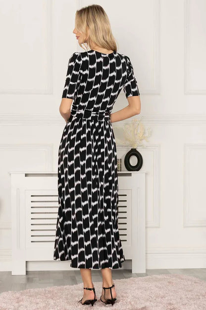 AKAYLA JERSEY MAXI DRESS (BLACK GEO) CURVE