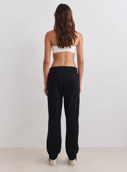 Mustat aim'n Classic Sweatpants pehmeää harjattua jerseytä resorilahkeilla kuvattuna takaa. [S-163cm]