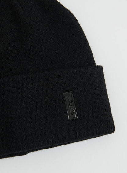 Lähikuva mustasta neulotusta Outdoor Logo Beanie -piposta, jossa on taitettu käänne ja aim'n-logomerkki