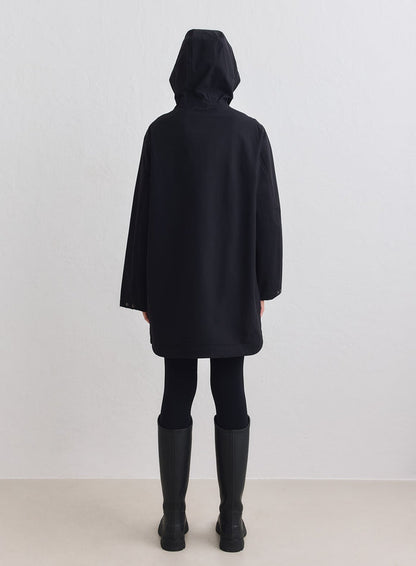Musta, pitkä ja minimalistinen aim'n Waterproof Hood Jacket takaapäin huppu ylhäällä. [M-178cm]