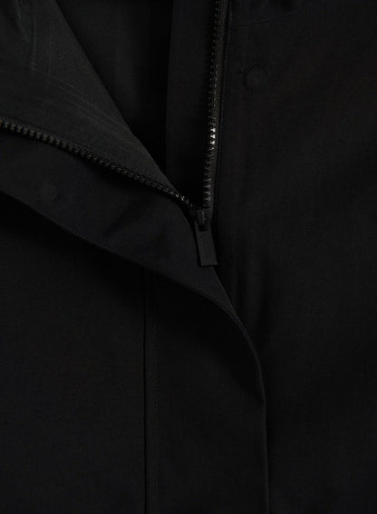 Lähikuva mustan aim'n Waterproof Hood Jacket -takin vetoketjusta ja myrskylistasta