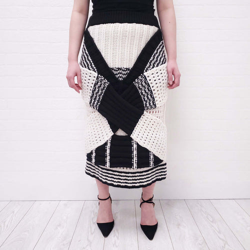 BURBERRY BLACK AND WHITE CHUNKY KNIT SKIRT - SIZE L