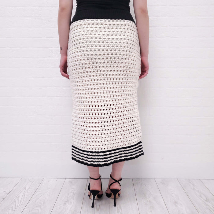 BURBERRY BLACK AND WHITE CHUNKY KNIT SKIRT - SIZE L