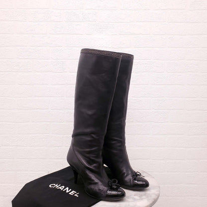 CHANEL BLACK KNEE HIGH BOOTS WITH CHAIN DETAIL - SIZE 39