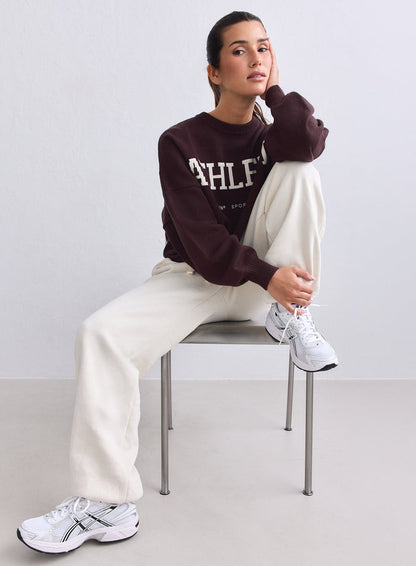 Suklaanruskea aim'n Athletic Knit Sweatshirt valkoisella tekstillä istuvan mallin päällä. [S-165cm]