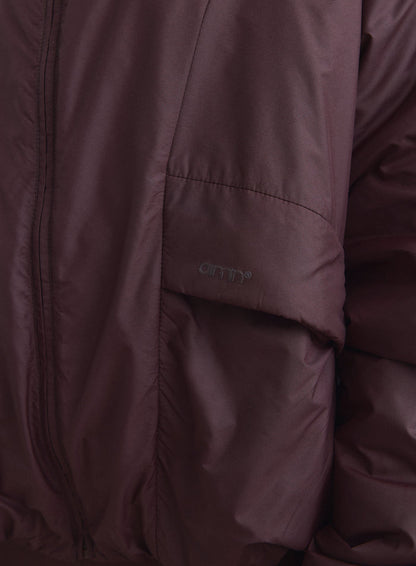 Suklaanruskean Cloud Jacket -takin lähikuva sivutaskun aim'n-logolla. [S-165cm]