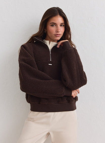 Suklaanruskea aim'n Pile Half Zip -fleece resoreilla yhdistettynä beigeihin housuihin. [xs-178cm]