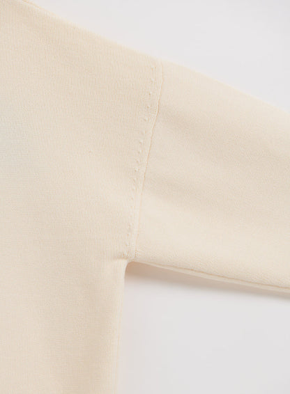Kermanvaalea aim'n Athletic Knit Sweatshirt lähikuvassa, jossa näkyy pehmeä neulekangas ja olkasauma.