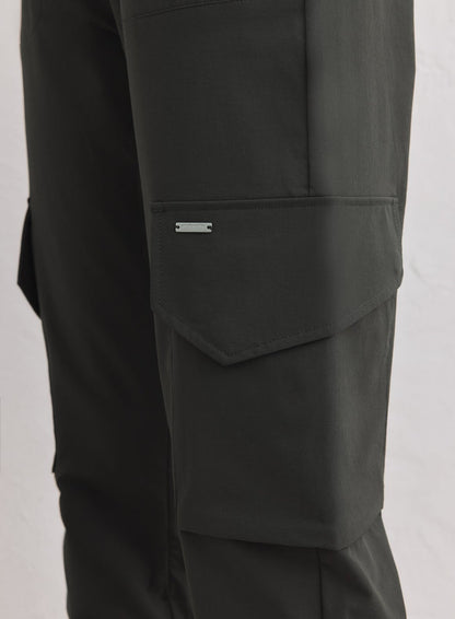 Dark Ivy Cargo Pants -housujen yksityiskohta, jossa on läpällinen sivutasku ja hopeinen aim'n-logolaatta. [xs-163cm]