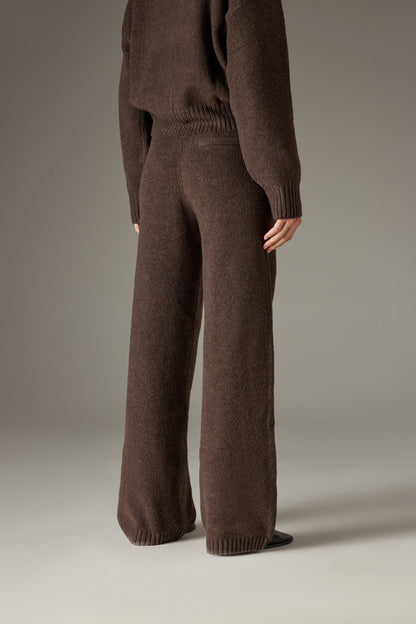 FLUFFY KNIT EMBLEM EMBROIDERED JOGGER - BROWN