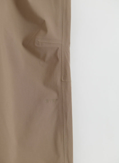 Lähikuva aim'n Hazelnut Waterproof Pants -housuista, joissa näkyy taskun yksityiskohta ja logo