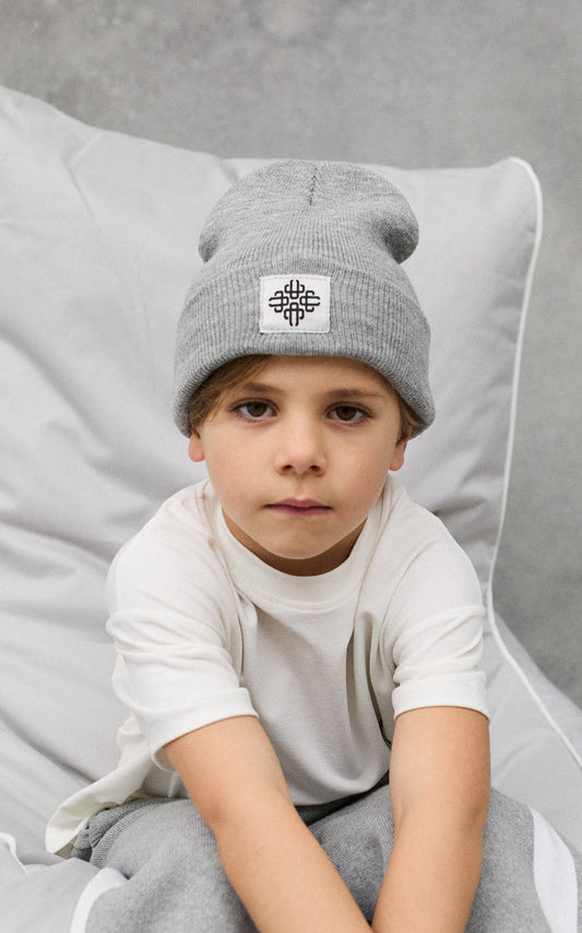 KIDS EMBLEM BADGE BEANIE - GREY MARL