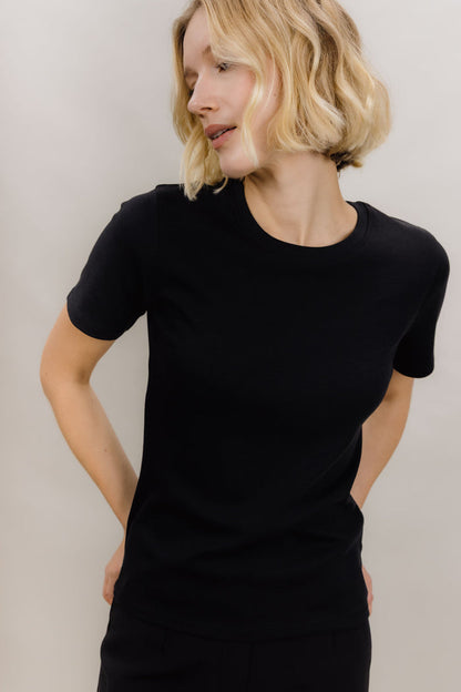 Urban Pioneers Female Linn Tee T-SHIRT BLACK