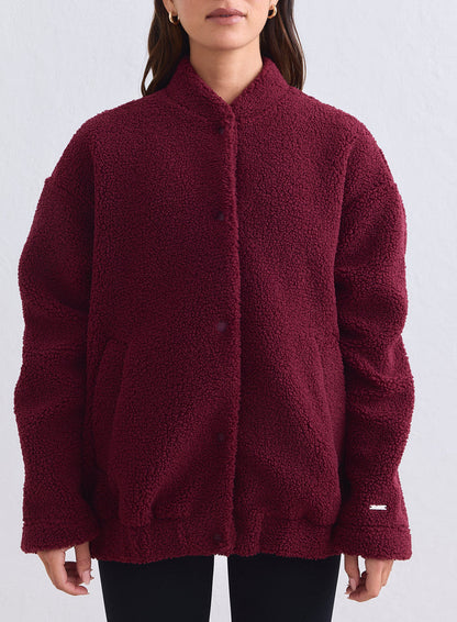 Pehmeä merlot-punainen aim'n pile coach jacket rennolla istuvuudella ja painonappikiinnityksellä. [S-165cm]