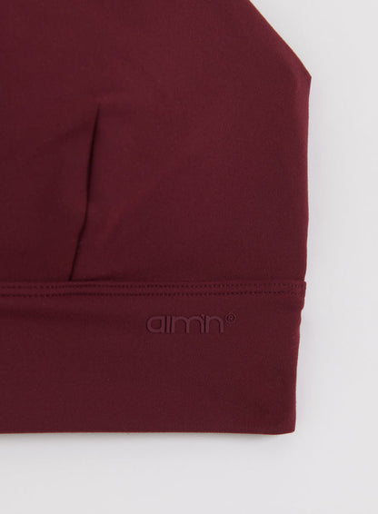 Merlot-värinen Sense Strap Bra kohokuvioidulla aim'n-logolla pehmeässä second skin -kankaassa.