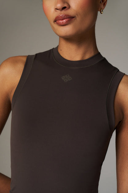 SCULPTING STRETCH HIGH NECK EMBLEM RACER - CHOCOLATE