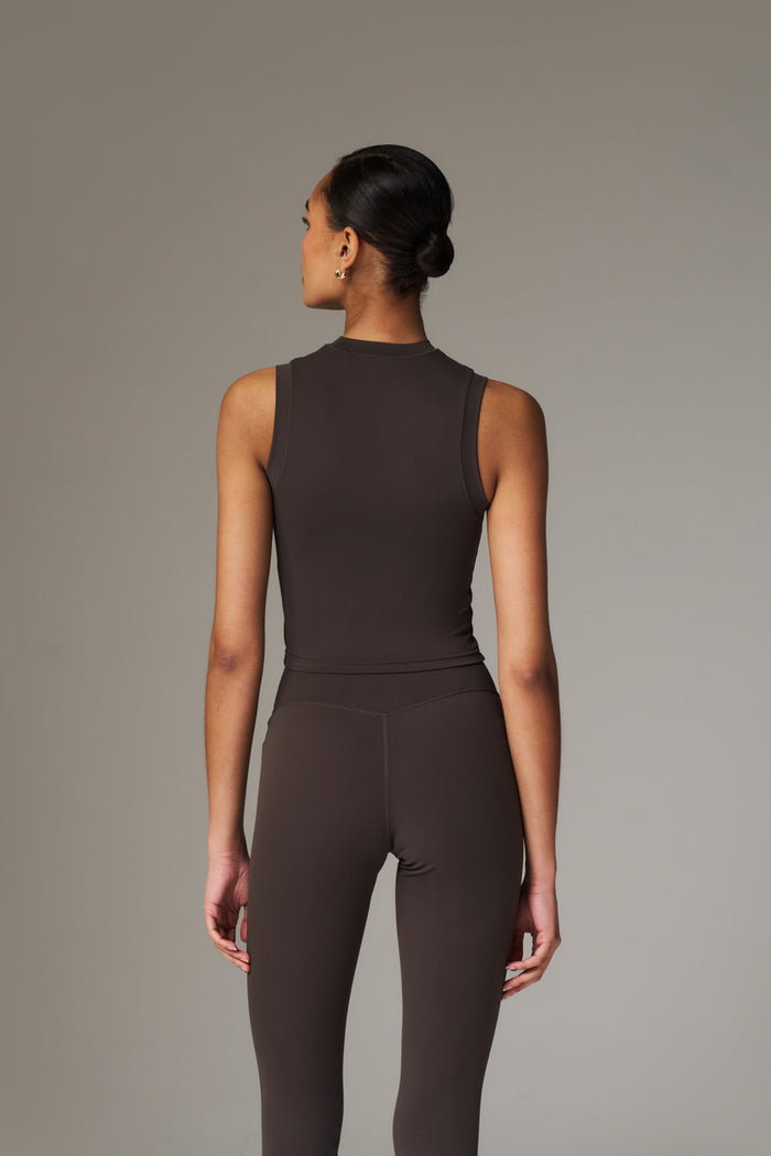 SCULPTING STRETCH HIGH NECK EMBLEM RACER - CHOCOLATE