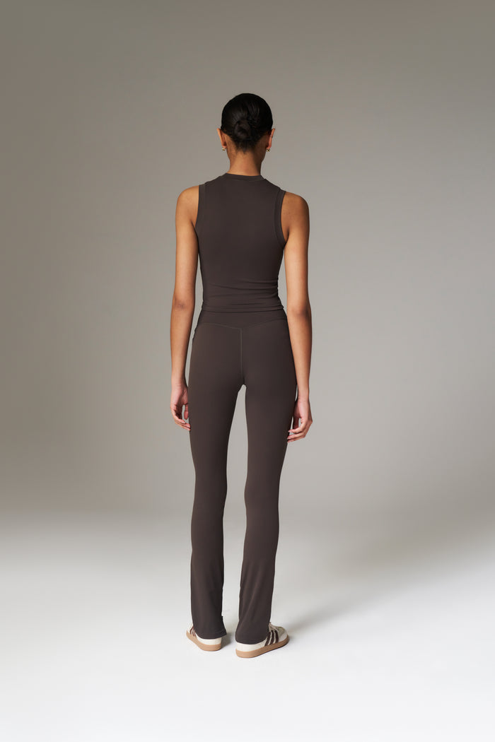 SCULPTING STRETCH HIGH NECK EMBLEM RACER - CHOCOLATE
