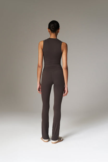 SCULPTING STRETCH HIGH NECK EMBLEM RACER - CHOCOLATE