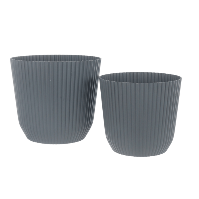 25cm and 30cm plant pots side by side to show size difference